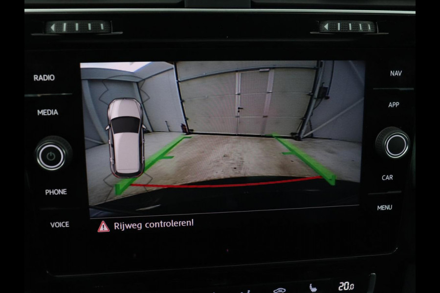 Volkswagen Golf 1.5 TSI R Line | Panoramadak | Trekhaak | Stoelverwarming | Adaptive cruise | Camera | Carplay | Navigatie | Full LED | Navigatie