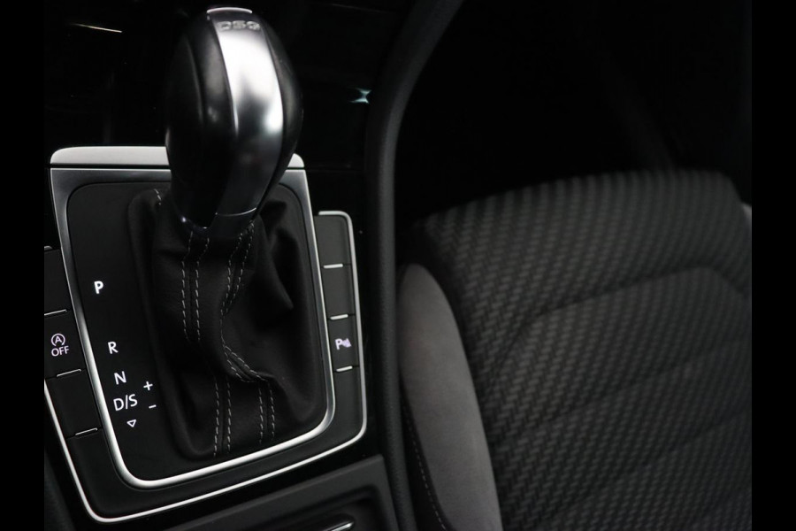 Volkswagen Golf 1.5 TSI R Line | Panoramadak | Trekhaak | Stoelverwarming | Adaptive cruise | Camera | Carplay | Navigatie | Full LED | Navigatie