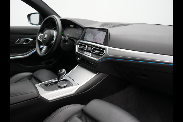 BMW 3 Serie Touring 330e M Sport Plug In Hybrid 293pk Dealer O.H. PHEV | Trekhaak Af Fabriek | Panodak | Head Up | Adaptive Cruise | 360 Camera | Laser LED | Lederen Sportstoelen Memory & Verwarmd | Apple Carplay | Sfeerverlichting | 19"L.M |