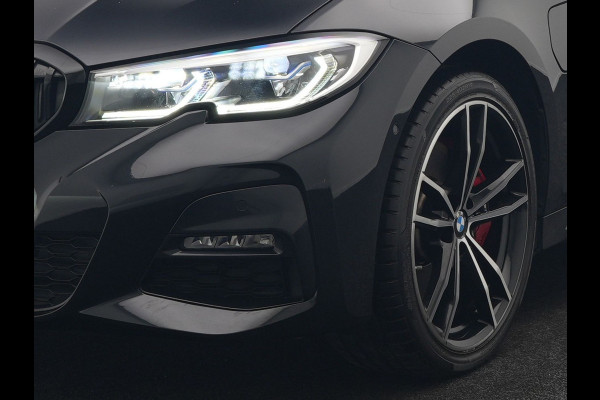 BMW 3 Serie Touring 330e M Sport Plug In Hybrid 293pk Dealer O.H. PHEV | Trekhaak Af Fabriek | Panodak | Head Up | Adaptive Cruise | 360 Camera | Laser LED | Lederen Sportstoelen Memory & Verwarmd | Apple Carplay | Sfeerverlichting | 19"L.M |