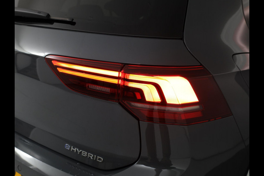 Volkswagen Golf 1.5 eHybrid Life Edition 204 pk Automaat (DSG) | Verlengde garantie | Navigatie via App | Parkeersensoren (Park assist) | Achteruitrijcamera | Stoelverwarming |