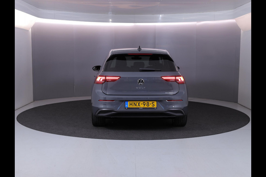 Volkswagen Golf 1.5 eHybrid Life Edition 204 pk Automaat (DSG) | Verlengde garantie | Navigatie via App | Parkeersensoren (Park assist) | Achteruitrijcamera | Stoelverwarming |