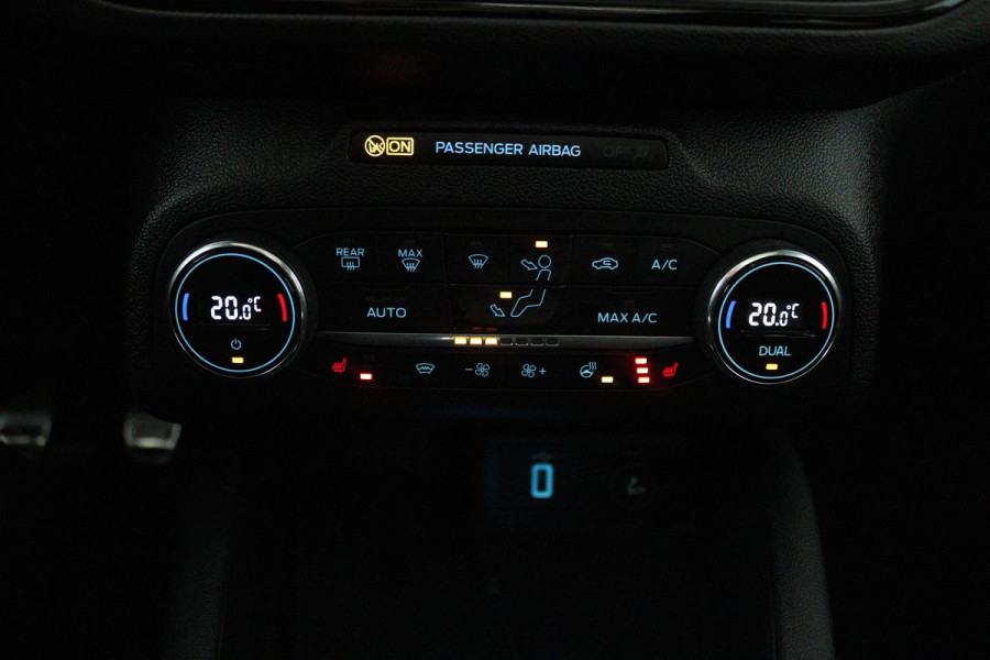 Ford FOCUS Wagon 1.0 EcoBoost Hybrid Vignale (PANORAMADAK, STOEL/STUUR VERWARMING, ACHTERUITRIJCAMERA, LANE-ASSIST)