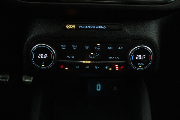 Ford FOCUS Wagon 1.0 EcoBoost Hybrid Vignale (PANORAMADAK, STOEL/STUUR VERWARMING, ACHTERUITRIJCAMERA, LANE-ASSIST)