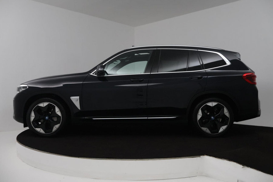 BMW iX3 High Executive 80 kWh (PANORAMADAK, SoH 97.7% TREKHAAK, SFEERVERLICHTING, STOELVERWARMING, ACHTERUITRIJCAMERA, NAVIGATIE)