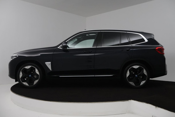 BMW iX3 High Executive 80 kWh (PANORAMADAK, SoH 97.7% TREKHAAK, SFEERVERLICHTING, STOELVERWARMING, ACHTERUITRIJCAMERA, NAVIGATIE)