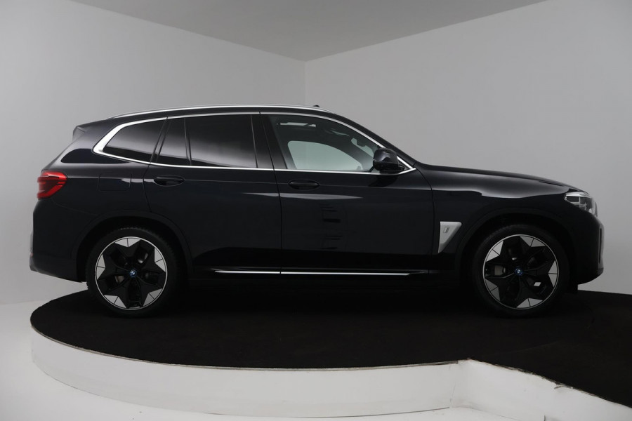 BMW iX3 High Executive 80 kWh (PANORAMADAK, SoH 97.7% TREKHAAK, SFEERVERLICHTING, STOELVERWARMING, ACHTERUITRIJCAMERA, NAVIGATIE)