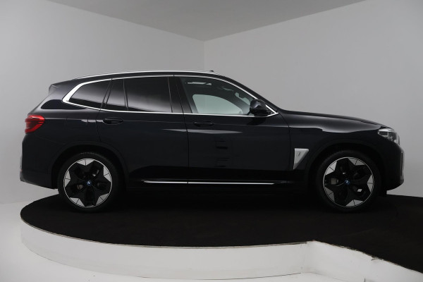 BMW iX3 High Executive 80 kWh (PANORAMADAK, SoH 97.7% TREKHAAK, SFEERVERLICHTING, STOELVERWARMING, ACHTERUITRIJCAMERA, NAVIGATIE)