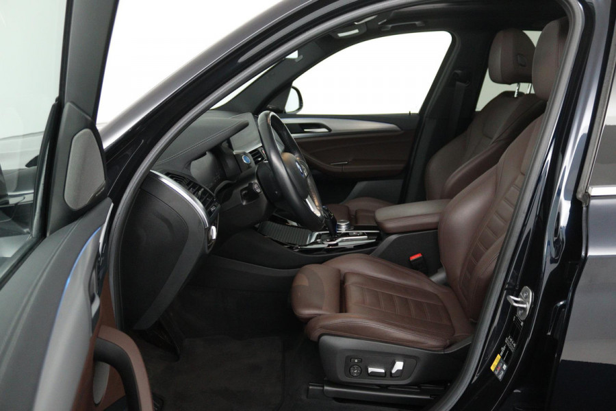 BMW iX3 High Executive 80 kWh (PANORAMADAK, SoH 97.7% TREKHAAK, SFEERVERLICHTING, STOELVERWARMING, ACHTERUITRIJCAMERA, NAVIGATIE)