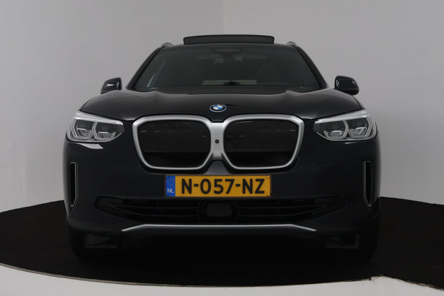 BMW iX3 High Executive 80 kWh (PANORAMADAK, SoH 97.7% TREKHAAK, SFEERVERLICHTING, STOELVERWARMING, ACHTERUITRIJCAMERA, NAVIGATIE)