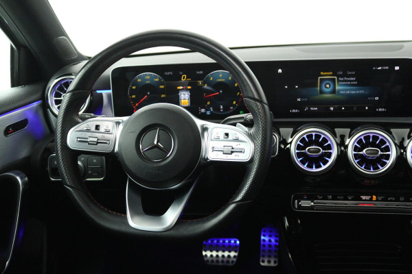 Mercedes-Benz A-Klasse 200 Business Solution AMG (PANORAMADAK, SFEERVERLICHTING, PARKEERSENSOREN, STOELVERWARMING)