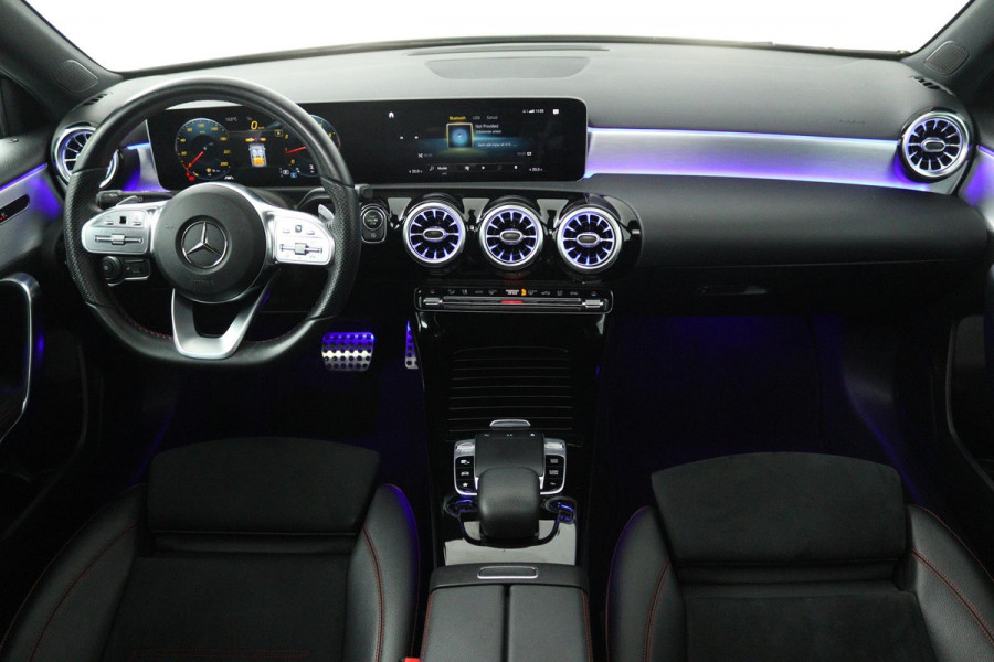 Mercedes-Benz A-Klasse 200 Business Solution AMG (PANORAMADAK, SFEERVERLICHTING, PARKEERSENSOREN, STOELVERWARMING)