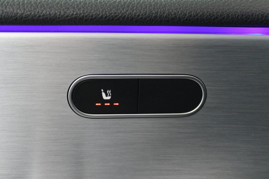 Mercedes-Benz A-Klasse 200 Business Solution AMG (PANORAMADAK, SFEERVERLICHTING, PARKEERSENSOREN, STOELVERWARMING)