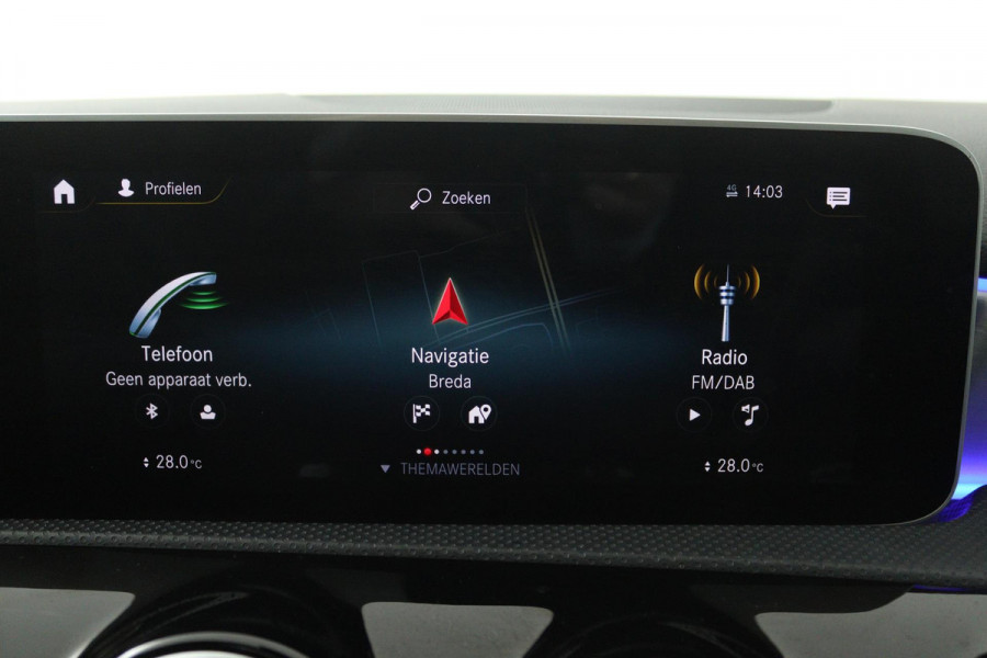 Mercedes-Benz A-Klasse 200 Business Solution AMG (PANORAMADAK, SFEERVERLICHTING, PARKEERSENSOREN, STOELVERWARMING)