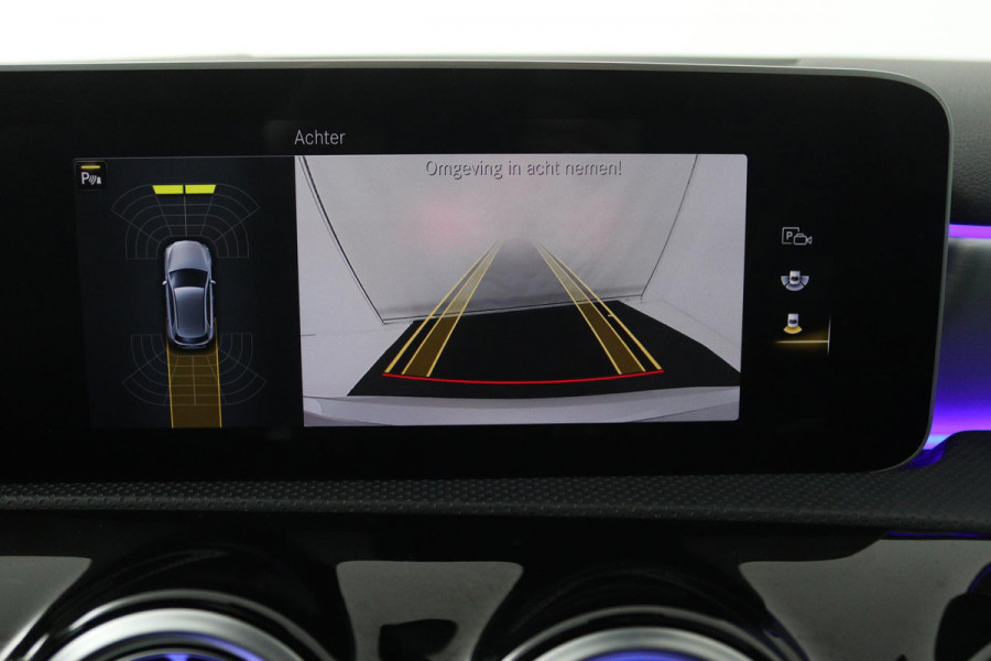 Mercedes-Benz A-Klasse 200 Business Solution AMG (PANORAMADAK, SFEERVERLICHTING, PARKEERSENSOREN, STOELVERWARMING)