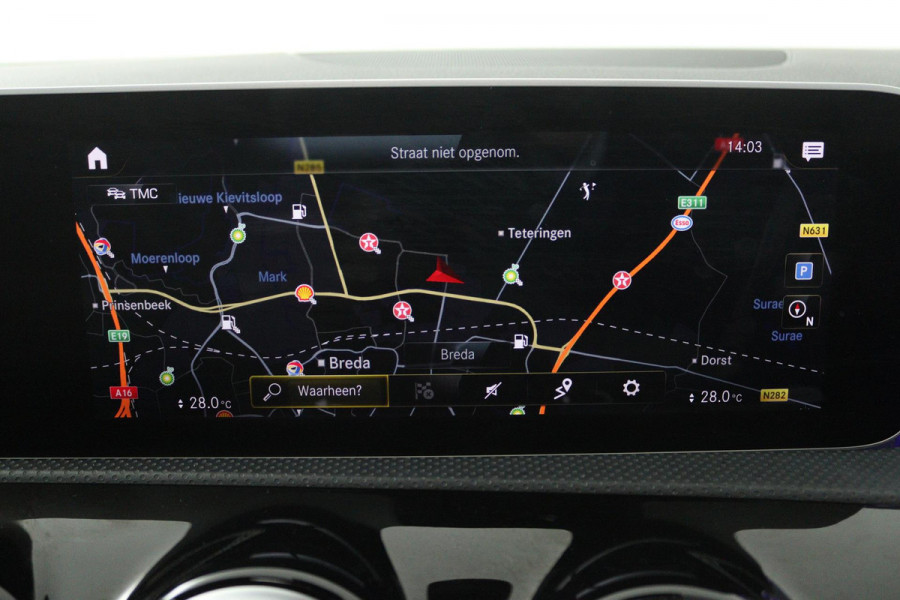 Mercedes-Benz A-Klasse 200 Business Solution AMG (PANORAMADAK, SFEERVERLICHTING, PARKEERSENSOREN, STOELVERWARMING)