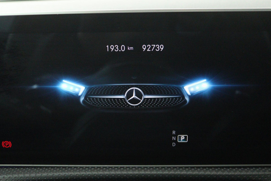 Mercedes-Benz A-Klasse 200 Business Solution AMG (PANORAMADAK, SFEERVERLICHTING, PARKEERSENSOREN, STOELVERWARMING)