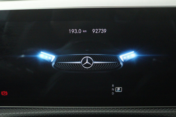 Mercedes-Benz A-Klasse 200 Business Solution AMG (PANORAMADAK, SFEERVERLICHTING, PARKEERSENSOREN, STOELVERWARMING)