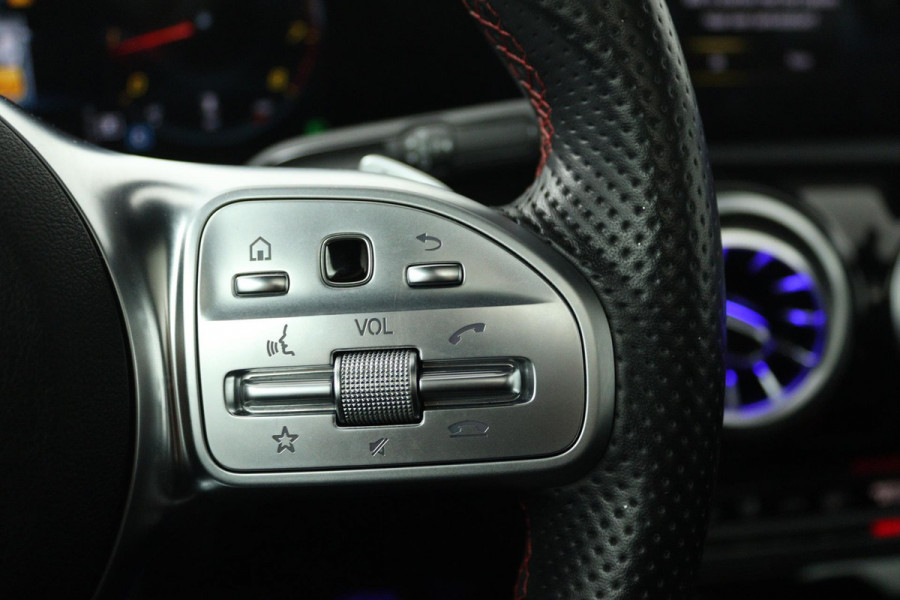Mercedes-Benz A-Klasse 200 Business Solution AMG (PANORAMADAK, SFEERVERLICHTING, PARKEERSENSOREN, STOELVERWARMING)