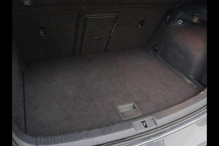 Volkswagen e-Golf E-Golf | Origineel NL | Leder | Stoelverwarming | Warmtepomp | Trekhaak | Camera | Adaptive cruise | DAB | Carplay | Navigatie | Full LED | Park Assist | Virtual Cockpit