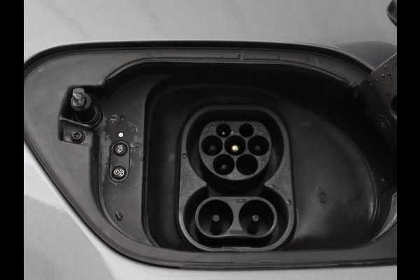 Volkswagen e-Golf E-Golf | Origineel NL | Leder | Stoelverwarming | Warmtepomp | Trekhaak | Camera | Adaptive cruise | DAB | Carplay | Navigatie | Full LED | Park Assist | Virtual Cockpit