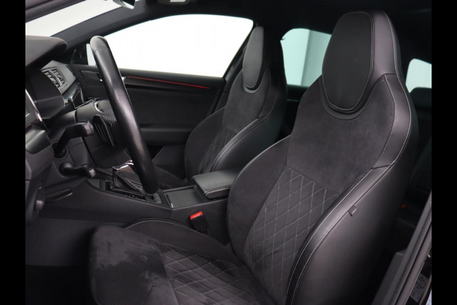 Škoda Superb 1.4 TSI iV Sportline | Stoelverwarming | Alcantara | Adaptive cruise | Camera | Carplay | Matrix LED | Stuurverwarming | Virtual Cockpit | Navigatie | Parkeerhulp | Sportstoelen | Sfeerverlichting | PHEV | Plug In