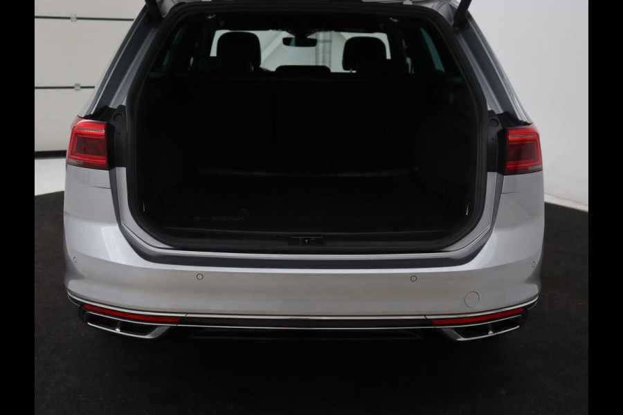 Volkswagen Passat 1.5 TSI R Line | Panoramadak | Nappaleder | Stoelverwarming | Massage | Memory | Camera | Matrix LED | Carplay | Navigatie | Keyless | Virtual Cockpit