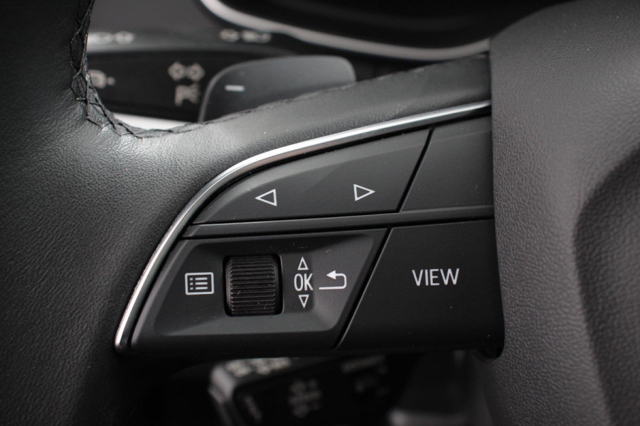 Audi Q5 50 TFSI e quattro PHEV Prestige | Navigatie | Apple Carplay/Android Auto | Adaptive Cruise Control | Parkeersensoren | Camera | Lane Assist | Elektrische achterklep | Matrix | LED koplampen | Dynamische knipperlichten | Inklapbare trekhaak | Virtual Cockpit | Stoelverwarming | Privacyglass | Ambienteverlichting Multicolor