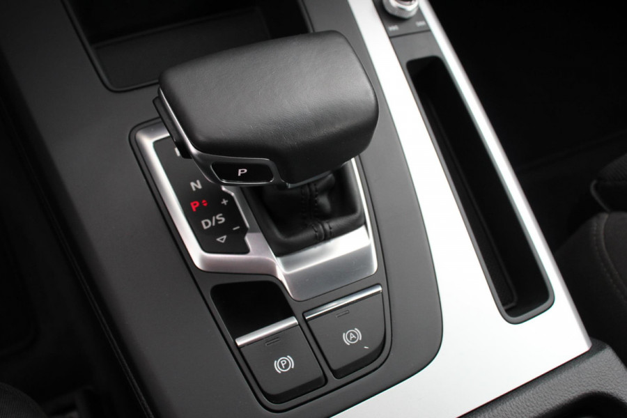 Audi Q5 50 TFSI e quattro PHEV Prestige | Navigatie | Apple Carplay/Android Auto | Adaptive Cruise Control | Parkeersensoren | Camera | Lane Assist | Elektrische achterklep | Matrix | LED koplampen | Dynamische knipperlichten | Inklapbare trekhaak | Virtual Cockpit | Stoelverwarming | Privacyglass | Ambienteverlichting Multicolor