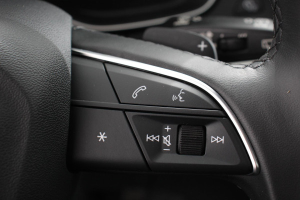 Audi Q5 50 TFSI e quattro PHEV Prestige | Navigatie | Apple Carplay/Android Auto | Adaptive Cruise Control | Parkeersensoren | Camera | Lane Assist | Elektrische achterklep | Matrix | LED koplampen | Dynamische knipperlichten | Inklapbare trekhaak | Virtual Cockpit | Stoelverwarming | Privacyglass | Ambienteverlichting Multicolor