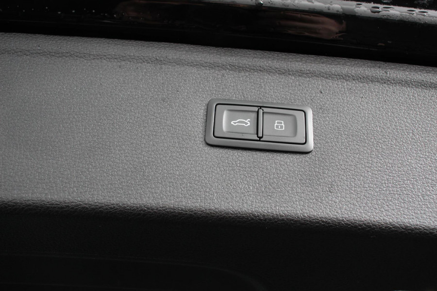 Audi Q5 50 TFSI e quattro PHEV Prestige | Navigatie | Apple Carplay/Android Auto | Adaptive Cruise Control | Parkeersensoren | Camera | Lane Assist | Elektrische achterklep | Matrix | LED koplampen | Dynamische knipperlichten | Inklapbare trekhaak | Virtual Cockpit | Stoelverwarming | Privacyglass | Ambienteverlichting Multicolor