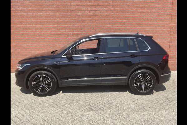Volkswagen Tiguan 1.5 TSI 150pk DSG Elegance | Navigatie | Apple Carplay/Android Auto | Parkeersensoren | Camera | Adaptive Cruise Control | Stuur-en stoelverwarming | Matrix LED-koplampen | Virtual Cockpit | Getinte ramen | Climate Control | ErgoActive stoelen