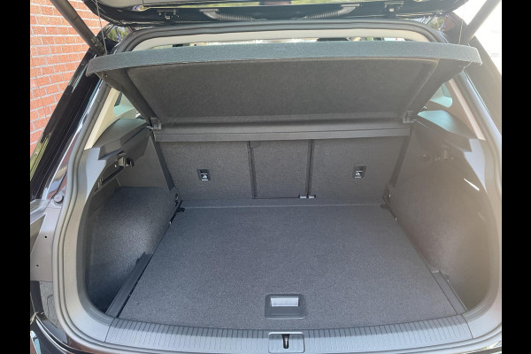 Volkswagen Tiguan 1.5 TSI 150pk DSG Elegance | Navigatie | Apple Carplay/Android Auto | Parkeersensoren | Camera | Adaptive Cruise Control | Stuur-en stoelverwarming | Matrix LED-koplampen | Virtual Cockpit | Getinte ramen | Climate Control | ErgoActive stoelen