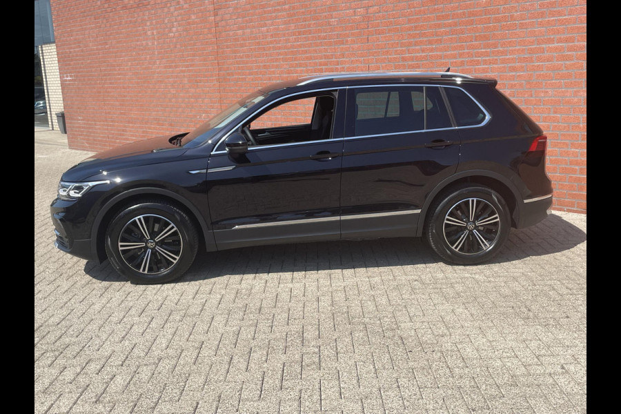 Volkswagen Tiguan 1.5 TSI 150pk DSG Elegance | Navigatie | Apple Carplay/Android Auto | Parkeersensoren | Camera | Adaptive Cruise Control | Stuur-en stoelverwarming | Matrix LED-koplampen | Virtual Cockpit | Getinte ramen | Climate Control | ErgoActive stoelen
