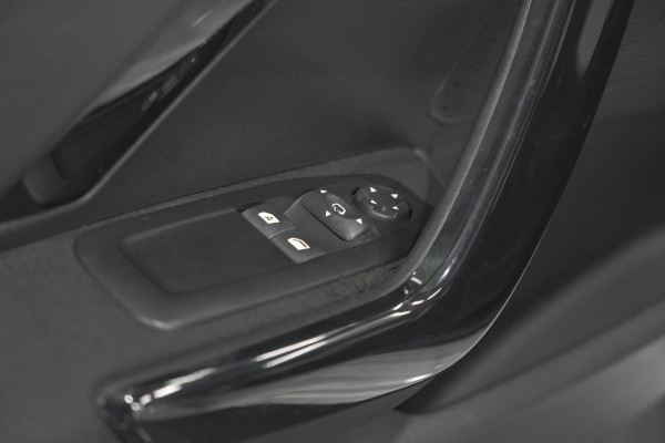 Peugeot 208 PureTech 82 Signature | Parkeersensoren | Apple CarPlay | Navigatie | Airco