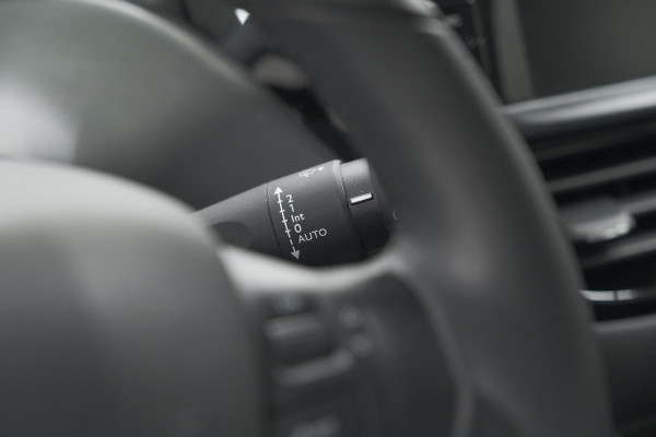 Peugeot 208 PureTech 82 Signature | Parkeersensoren | Apple CarPlay | Navigatie | Airco