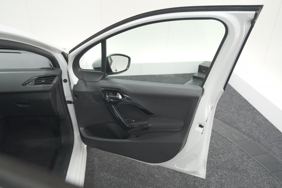 Peugeot 208 PureTech 82 Signature | Parkeersensoren | Apple CarPlay | Navigatie | Airco
