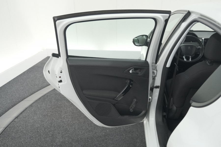 Peugeot 208 PureTech 82 Signature | Parkeersensoren | Apple CarPlay | Navigatie | Airco