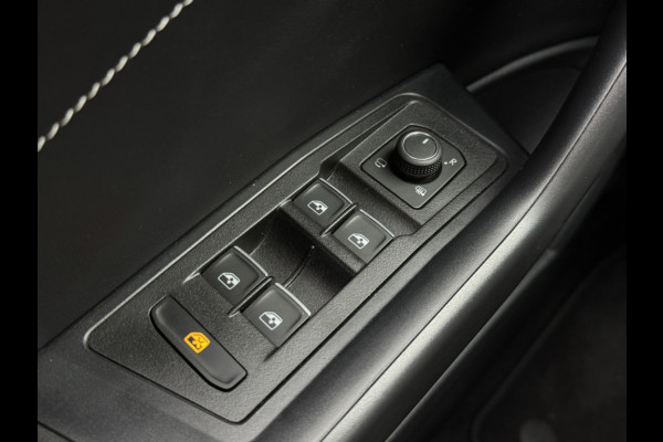 Volkswagen T-Roc TSI 115PK LIFE GOAL EDITION NAVI/CARPLAY/STOELVERWARMING
