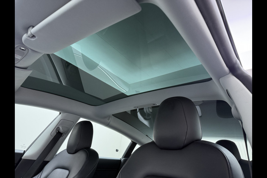 Tesla Model 3 RWD Plus 325PK Lmv 18" AutoPilot Leder Panoramadak Adaptive-Cruise Camera's Elektr.-Stuur+Stoelen+Spiegels+Geheugen+Easy-Entry+V Navi LED ACC DAB Voorverwarmen interieur via App Keyless One-Pedal-Drive Origineel Nederlandse Auto