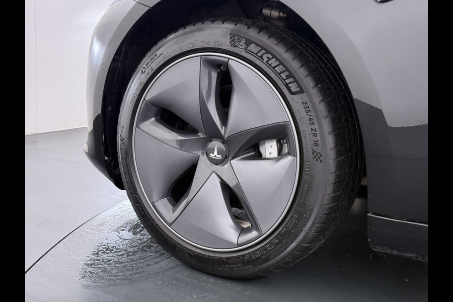 Tesla Model 3 RWD Plus 325PK Lmv 18" AutoPilot Leder Panoramadak Adaptive-Cruise Camera's Elektr.-Stuur+Stoelen+Spiegels+Geheugen+Easy-Entry+V Navi LED ACC DAB Voorverwarmen interieur via App Keyless One-Pedal-Drive Origineel Nederlandse Auto