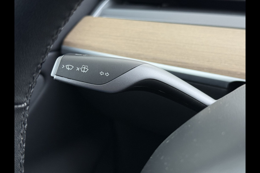 Tesla Model 3 RWD Plus 325PK Lmv 18" AutoPilot Leder Panoramadak Adaptive-Cruise Camera's Elektr.-Stuur+Stoelen+Spiegels+Geheugen+Easy-Entry+V Navi LED ACC DAB Voorverwarmen interieur via App Keyless One-Pedal-Drive Origineel Nederlandse Auto
