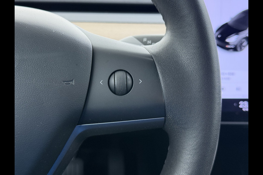 Tesla Model 3 RWD Plus 325PK Lmv 18" AutoPilot Leder Panoramadak Adaptive-Cruise Camera's Elektr.-Stuur+Stoelen+Spiegels+Geheugen+Easy-Entry+V Navi LED ACC DAB Voorverwarmen interieur via App Keyless One-Pedal-Drive Origineel Nederlandse Auto