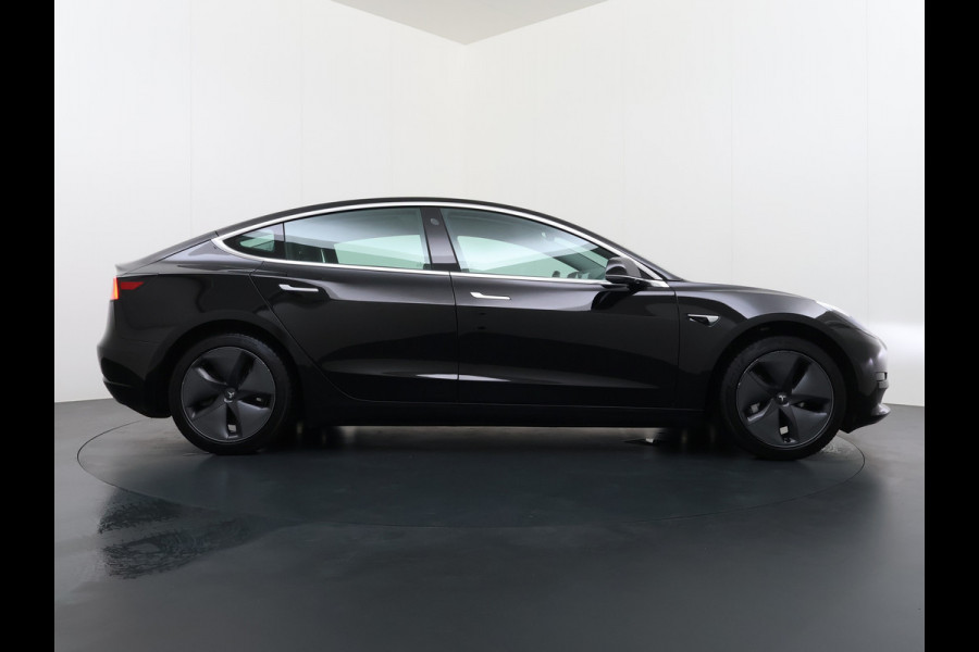 Tesla Model 3 RWD Plus 325PK Lmv 18" AutoPilot Leder Panoramadak Adaptive-Cruise Camera's Elektr.-Stuur+Stoelen+Spiegels+Geheugen+Easy-Entry+V Navi LED ACC DAB Voorverwarmen interieur via App Keyless One-Pedal-Drive Origineel Nederlandse Auto