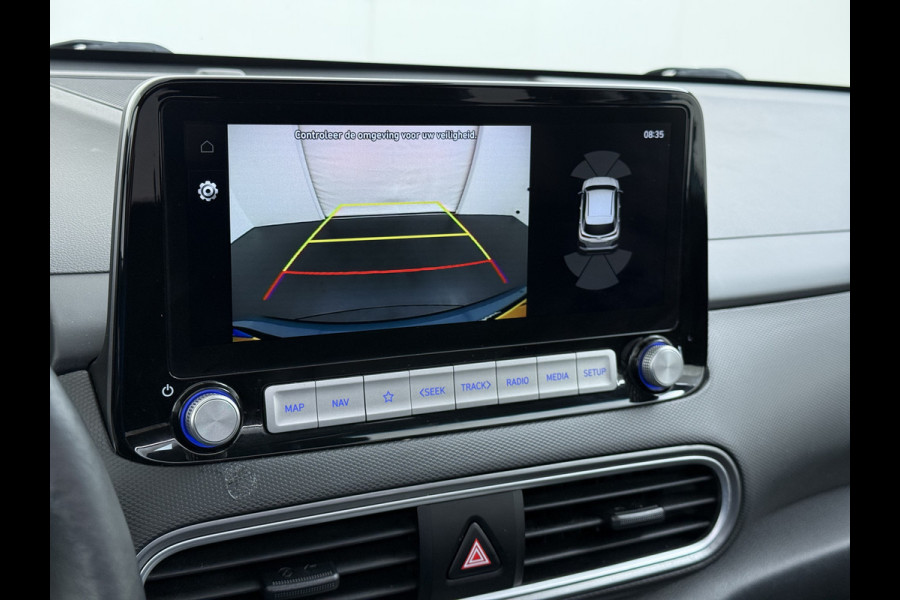 Hyundai Kona EV 64kWh SOH 100% Fase 3 Warmtepomp Leder Schuif-/kanteldak Head-Up Display Adap.Cruise Apple Carplay Android Auto Navi Ecc Came Keyless Stoelverwarming/Koeling Stuurverwarming Elek.Stoelen Blind Spot Monitoring Lane Assist DAB Led Origineel Nederlandse Auto Super compleet!