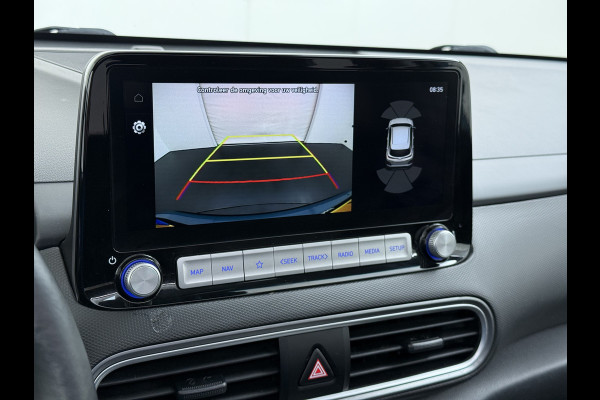 Hyundai Kona EV 64kWh SOH 100% Fase 3 Warmtepomp Leder Schuif-/kanteldak Head-Up Display Adap.Cruise Apple Carplay Android Auto Navi Ecc Came Keyless Stoelverwarming/Koeling Stuurverwarming Elek.Stoelen Blind Spot Monitoring Lane Assist DAB Led Origineel Nederlandse Auto Super compleet!