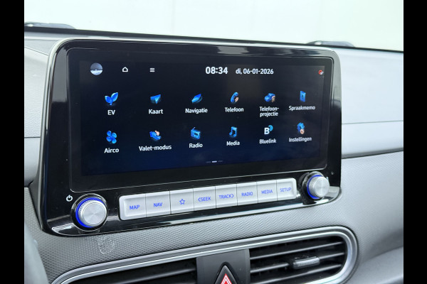 Hyundai Kona EV 64kWh SOH 100% Fase 3 Warmtepomp Leder Schuif-/kanteldak Head-Up Display Adap.Cruise Apple Carplay Android Auto Navi Ecc Came Keyless Stoelverwarming/Koeling Stuurverwarming Elek.Stoelen Blind Spot Monitoring Lane Assist DAB Led Origineel Nederlandse Auto Super compleet!