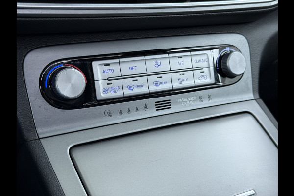 Hyundai Kona EV 64kWh SOH 100% Fase 3 Warmtepomp Leder Schuif-/kanteldak Head-Up Display Adap.Cruise Apple Carplay Android Auto Navi Ecc Came Keyless Stoelverwarming/Koeling Stuurverwarming Elek.Stoelen Blind Spot Monitoring Lane Assist DAB Led Origineel Nederlandse Auto Super compleet!