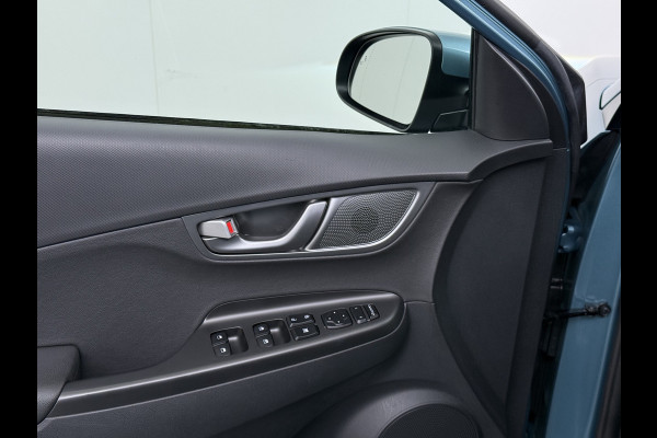Hyundai Kona EV 64kWh SOH 100% Fase 3 Warmtepomp Leder Schuif-/kanteldak Head-Up Display Adap.Cruise Apple Carplay Android Auto Navi Ecc Came Keyless Stoelverwarming/Koeling Stuurverwarming Elek.Stoelen Blind Spot Monitoring Lane Assist DAB Led Origineel Nederlandse Auto Super compleet!