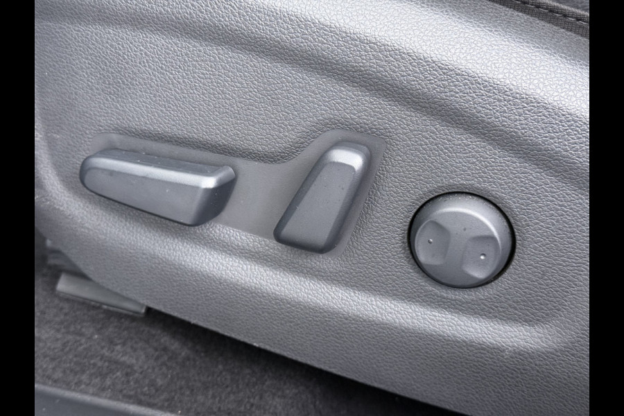 Hyundai Kona EV 64kWh SOH 100% Fase 3 Warmtepomp Leder Schuif-/kanteldak Head-Up Display Adap.Cruise Apple Carplay Android Auto Navi Ecc Came Keyless Stoelverwarming/Koeling Stuurverwarming Elek.Stoelen Blind Spot Monitoring Lane Assist DAB Led Origineel Nederlandse Auto Super compleet!